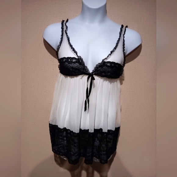Victoria's Secret Black and White Lace Chemise New - Picture 1 of 4
